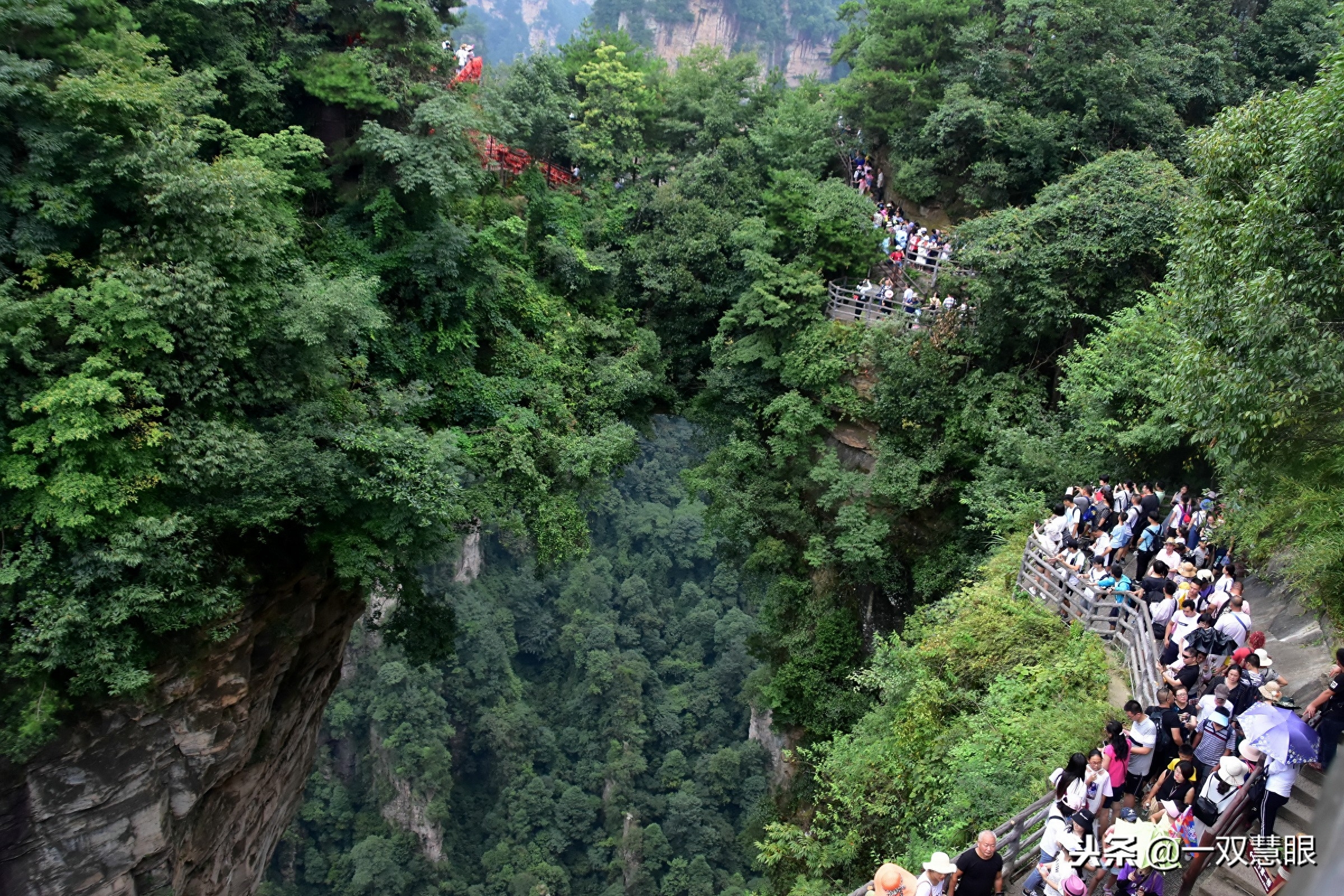 张家界奇峰怪石风景中，还隐藏着87版人民币百元大钞中四个伟人头像