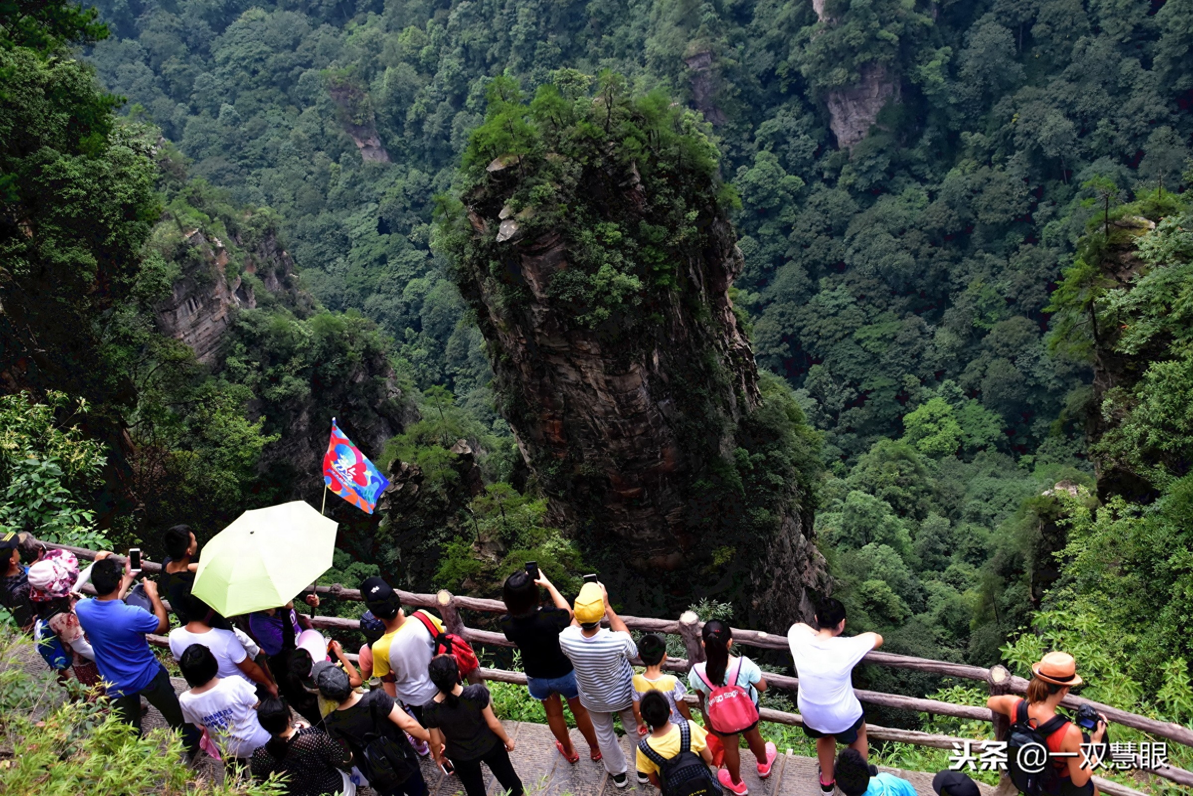 张家界奇峰怪石中，还隐藏着87版人民币百元大钞中四个伟人头像