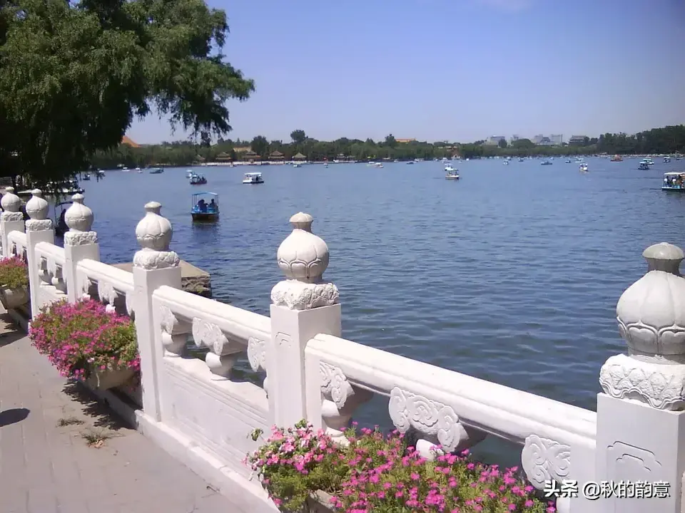 北海公园琼岛景区介绍 ，著名景点 琼华岛、永安寺、北海白塔等。